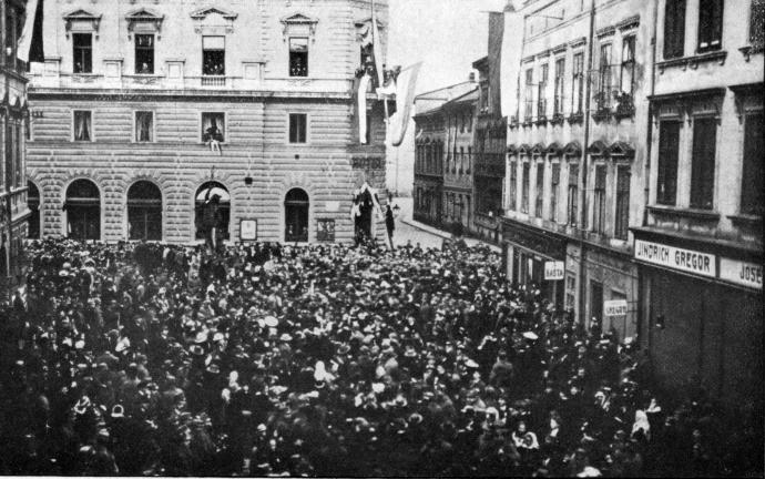 U Národního domu v Olomouci po ránu 29. října 1918