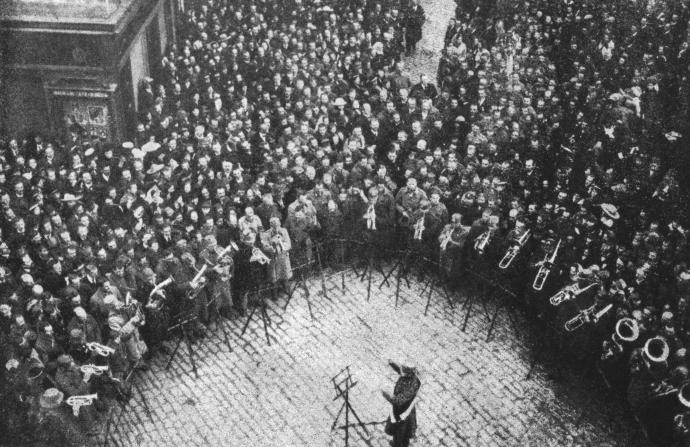 Den svobody slaví Olomoučané s dechovkou 54. pluku (29.10.1918)