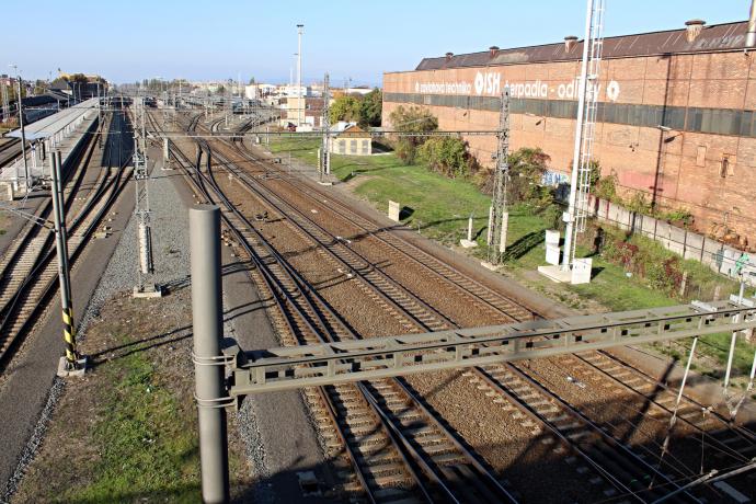 Bývalé železárny Kosmos u trati v olomoucké části Hodolany (foto: Aleš Spurný)