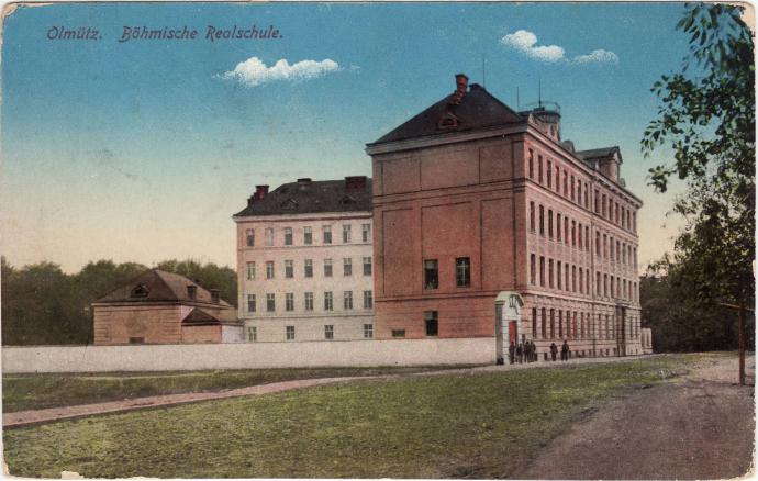 Budova dnešního Slovanského gymnázia na dobové pohlednici, odeslané roku 1919