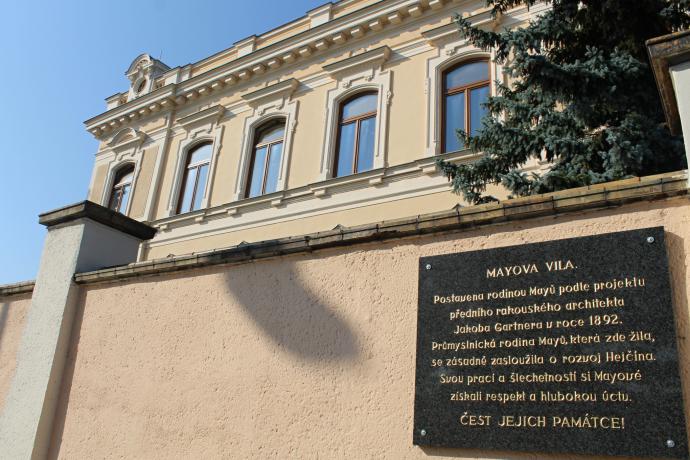 Osudy rodiny Mayů připomíná pamětní deska (foto: Aleš Spurný)