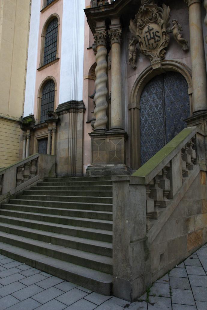 Schody do kostela Panny Marie Sněžné, na kterých se odehrávala představení. Foto: Michaela Doubravová