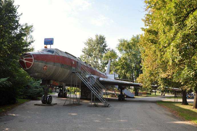 Letadlo TU-104 poblíž Androva stadionu krátce před odstraněním v roce 2012 (foto: Michaela Doubravová)