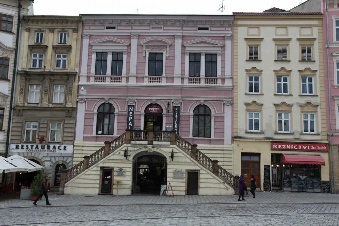 Nad masnými krámy sídlilo Královské městské národní divadlo. Foto: Michaela Doubravová