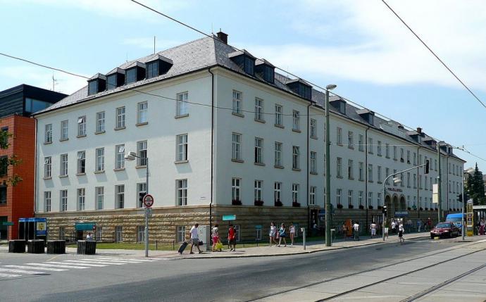 Budova polikliniky od Klaudia Madlmayra (foto: Martina Mertová)