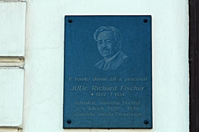 Pamětní deska na třídě Svobody 18 v Olomouci, kde Richard Fischer žil a pracoval (foto: Aleš Spurný)