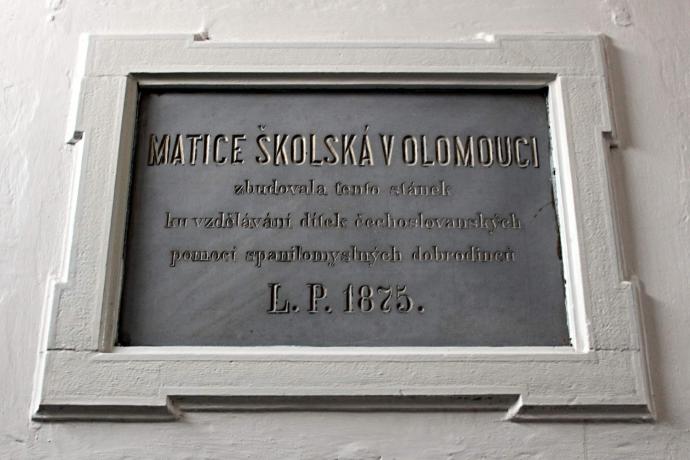Pamětní deska v průjezdu školy v Sokolské ulici (foto: Aleš Spurný)